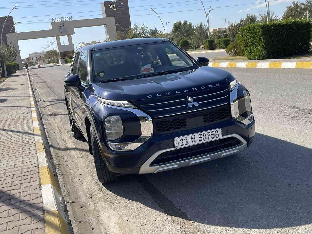 السلام عليكم للبيع فقط بدون مراوس اوتلاندر موديل 22 فول فقط بدون فتحة مواصفات se دفع رباعي كامرات 360 ورادارات امامي خلفي  السيارة كلين بدون صبغ بدون ايرباك رقمهة بغداد باسمي تحويل او وكالة عداد السيارة 103 كم  للتواصل ***********
مكان السيارة تكريت 
السعر 195 وبيهة مجال بسيط
