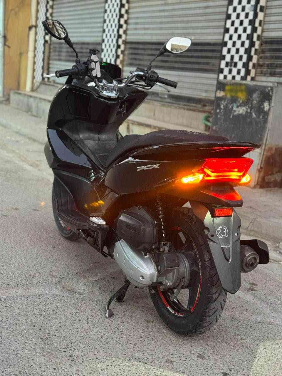 للبيع دراجه pcx  جيل ثاني ياباني الاصلي  نوع jf  مكينه 150 حساس حرف A نوزل خطين ستان كهربائي حساس ازدحام دراجه جديده  حساس شلعه معدل خير من الله دراجه تتعب تكول جديده مال جناي  مكان بغداد الكرخ السعر 13 ورقه وبيهه مجال والاستفسار  *********** بغداد, العراق
