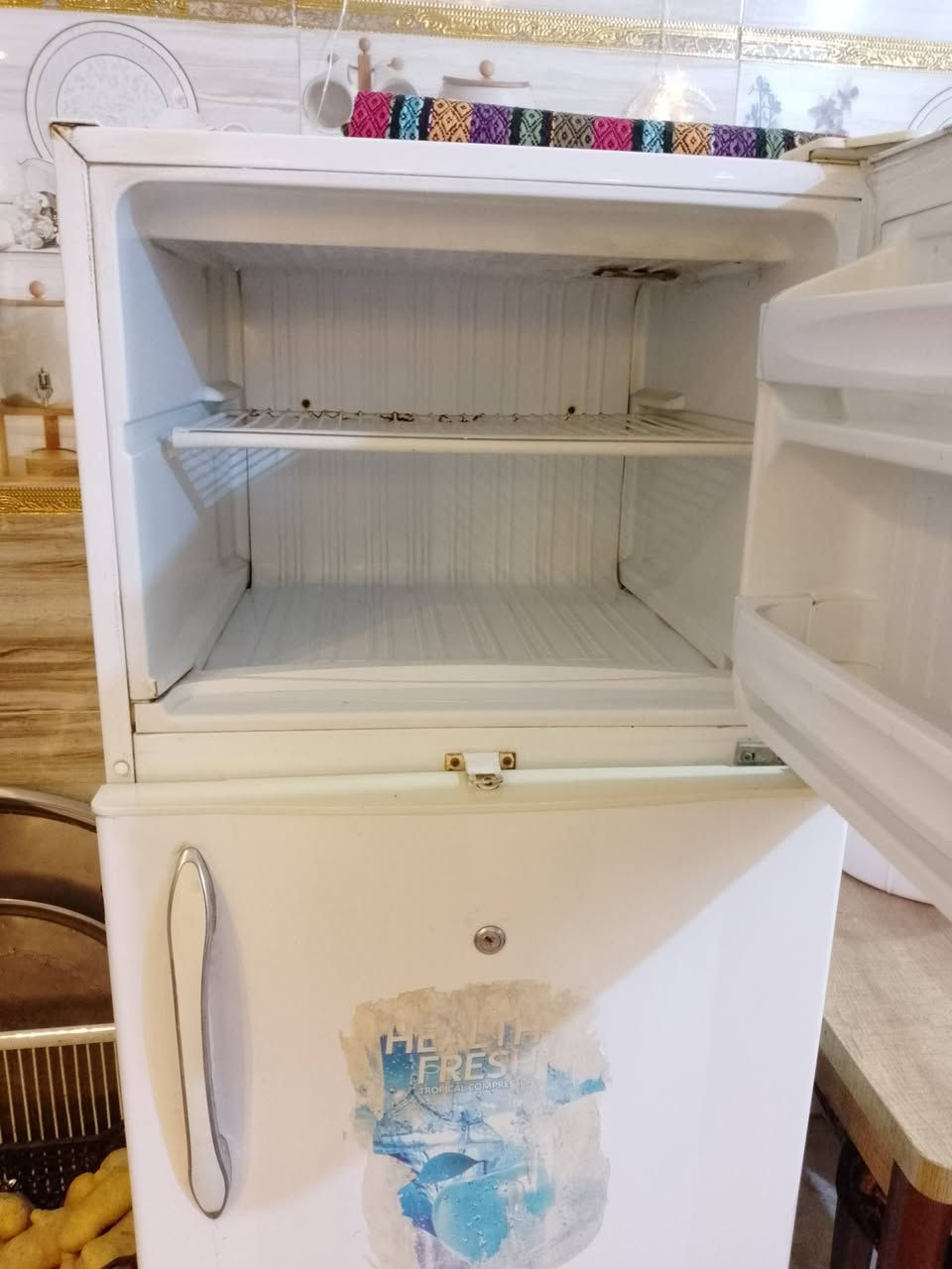 سلام عليكم عندي هاي ثلاجه لبيع نظيفة سعره 150 ***********
