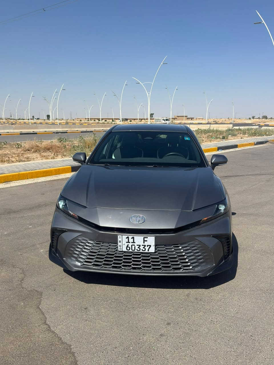📣 للبيع فقط (بدون مراوس) ❌
تويوتا كامري هايبرد 2025 (Toyota Camry Hybrid)
 الوارد: أمريكي 🇺🇸
 الفئة: SE
 المسافة المقطوعة: 8 آلاف ميل فقط (بحالة الزيرو) ✨
 اللون الداخلي: جلد أسود
⚙️ المواصفات والأنظمة:
 بصمة تشغيل ودخول ذكي
 رادار نقاط عمياء (Blind Spot)
 رادار تحديد مسار وتنبيه الخروج عنه
 شاحن وايرليس للهاتف
 تبريد قطعتين (أمامي/خلفي)
 تدفئة مقاعد (كراسي) + تدفئة مقود (ستيرن)
 كراسي تحكم كهربائي
 ويل كب حجم 19 إنش مميز
🛠️ حالة البودي والإيرباك:
 الضرر والصبغ: صبغ البنيد فقط.
 الإيرباك: إيرباك الاستيرن (المقود) فقط.
 ملاحظة: الجاملغ راجع بارد (بيدار شركة) بدون صبغ.
 (صور الحادث مرفقة مع المنشور)
📄 الأوراق والملكية:
 الرقم: بغداد الدولي (مرقمة وجاهزة)
 الملكية: باسمي، والتحويل مباشر وبدون أي تأخير.
📍 المكان والسعر:
 مكان السيارة: صلاح الدين - سامراء
 السعر: 216 ورقة ($21,600) وبيه مجال بسيط حق الجية والشراي الصامل ما نقصر وياه.
📞 للاستفسار والتواصل:
 رقم الهاتف: ***********
