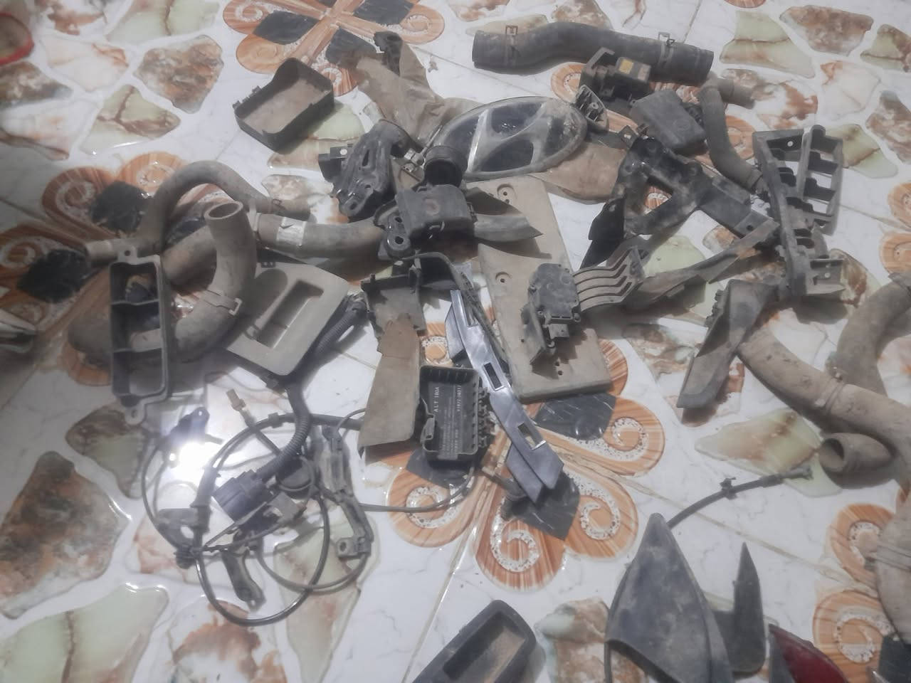 الله بالخير.. متوفر وجبة قطع غيار تفصيخ أصلي (شلع من السيارة) وبحالة ممتازة، مالت تويوتا وهونداي (كورولا، إلنترا، وموديلات ثانية). الأغراض كلها نظيفة وعلى الفحص.
​📦 شكو موجود بالصور؟
​يدّات أبواب: داخلية وخارجية (نيكل وفضي) لعدة جهات.
​جواين وهوزات: هوزات راديتر وتبريد أصلية، لا فطور ولا يباس.
​سويتشات وتحكم جام: دكم تحكم جام أصلية وشغالة مية بالمية.
​مثلثات وديكورات: مثلثات مال مرايا جانبية وديكورات زوايا الأبواب.
​براغي ويل (صرار): طقم براغي ويل كروم نظيفة كلش.
​كهربائيات وحساسات: عقول صغيرة، فيوزات، وظفاير (بيها قطعة تويوتا الأصلية B9).
​علامات: علامة هونداي أصلية مالت شبك أو جنطة.
​قواعد وبلاستيكات: حواضن وقواعد ديكورات داخلية وخارجية منوعة.
​💡 ليش تشتري هاي القطع؟
​الأغراض كلها تفصيخ أصلي مو تجاري ولا صيني تعبان.
​السعر مناسب ومابي قفل (مراعاة خاصة لأهل المحلات والتفسيخ إذا شيل شلع).
​القطع على النظافة والفحص.


**إذا كنت صاحب هذا الإعلان وتريد حذفه لأي سبب، رجاءا أرسل رسالة إلى الدعم الفني**