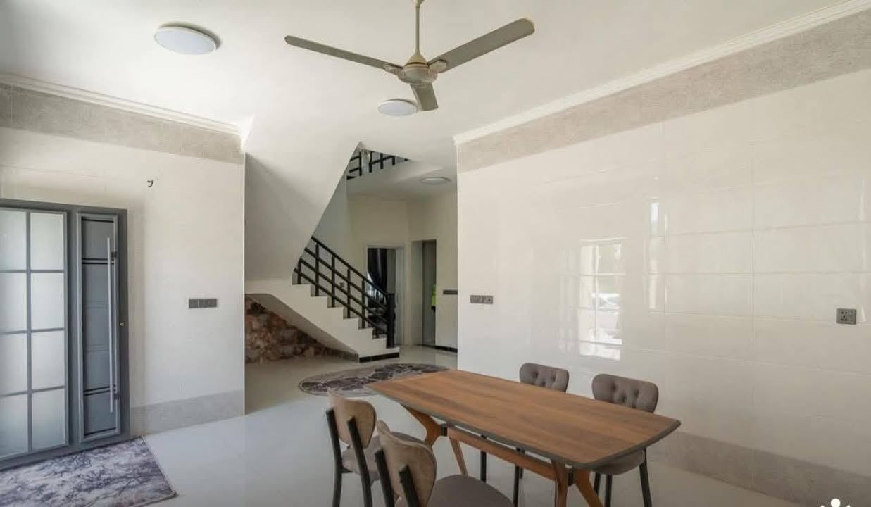 تتوفر بيت  (ڤلة )  عدد (2) متجاورتان غير مطلوب للشركة  يسجل باسم المشتري مباشرة  داخل مجمع الؤلؤة  السكني
وبمواقع مميزة في المرحلة الاولى من المجمع وبمساحة 280 م طابقين وجهة الڤلة 20 م 

تفاصيل الڤيلة ////////

= غرفة نوم مع مجموعة صحية كاملة (سويت) الطابق الارضي
=صالة  مع مجموعة صحية شرقي وغربي.
=استقبال .
=مطبخ .
=منور.
=غرف نوم عدد(3) مع مجموعة
صحية  متكاملة في الطابق الاول
=كراج سيارة وحديقة.

ملاحظة /// سعر البيت يبدأ من 350 وقابل للتفاوض ! مع هدية اثاث مطبخي🌸
بيت العمر يبدأ من جودة البناء
 العنوان
كربلاء المقدسة -  الحر - قرب المستشفى التركي 
***********
