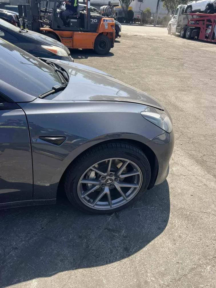 السلام عليكم من بعد اذن صاحب الاكروب تسلا مودل 3  اون لاين 2023 السياره بدون ايرباك على ضررها باسمي موجوده ابغداد ومواصفات التسلا معروفه ميحتاج اذكرها السعر 150 $ وياها جنطةسوده وشاحن 
*********** Colombo, Sri Lanka
