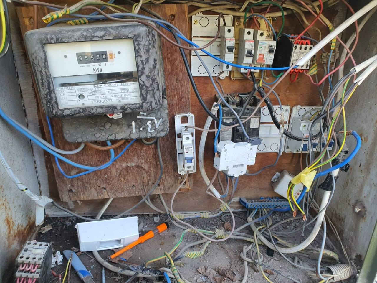 تأسيسات كهربائية عامة .
صيانات كهربائية وتصليح الاعطال  .
ترميم بوردات قديمة واعادة ترتيبها  .
نصب كامرات المراقبة .
عمل بوردات ATS  الصناعية  مصدرين واكثر  .
تصليح ومد نقاط كهرباء والانارة .
تبديل وفحص هيترات  السخانات .
شد الثريات الرفوف المبردات .
نصب منظومة اطفاء للبورادت .

#اي_شيئ_يخص_الكهرباء  ....

#بانسب_الاسعار .

المهندس عبدالله صخر .

. للاستفسار  الاتصال ***********  .

متوفر واتس اب لارقام الكورك ..
