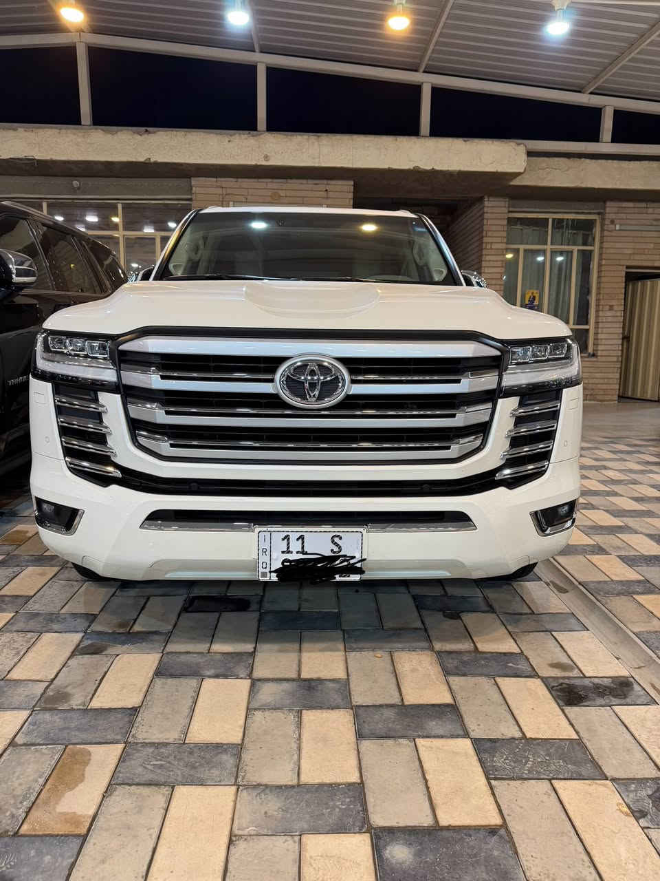 لاندكروز 2023 
Vx توين تيربو 
فول مواصفات اعلى فئة بالاندكروز 
كفاله عامه حتى من الزلغ 
السيارة ماشية 32 الف حقيقي وبعده بالضمان 
علمن ان السيارة ساز 
مكان السيارة /النجف الاشرف 
الاستفسار / ***********
