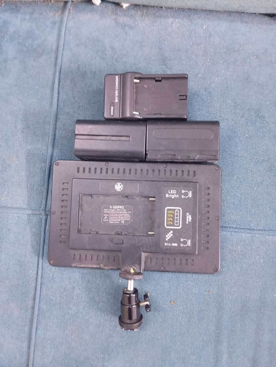 مانع هتزاز تليفون وكامرة وزن خفيف + اضائة كاملة مستخدمة قليل بطاريتين 
مانع هتزاز سعرة 125
اضائة سعر 60 
وبيهن مجال 
مكاني بغداد جسر ديالى القديم للاستفسار ***********
