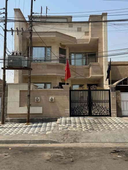 بيت 150 متر واجهه 7 ونص ونزال 20 يحتوي على طابقين ونص يحتوي على 5 غرف نوم وصاله وحولي وخدمات لبيت بناء فول فول  فول بناء 2023 حي جهاد الرفاق على شارع 20 سعر لبيت ب480 بي مجال استفسار ***********
