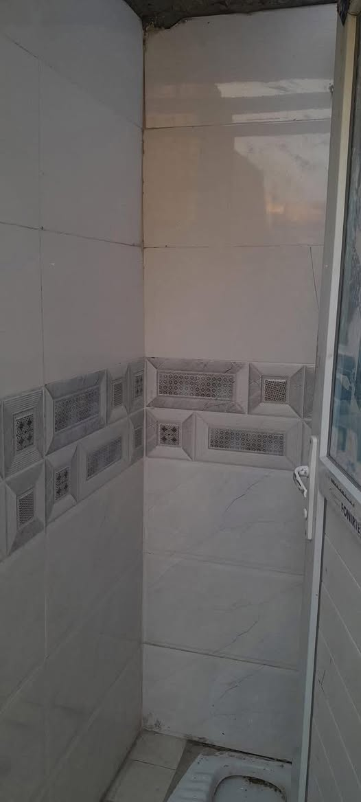 اسلام عليكم ورحمة الله وبركاته اخوان بيت لبيع مساحة 100متر موقع البيت نهايت الربع شوارع خلف معمل الغاز زراعي البيت بي نقوصات سعر 45 مليون وبي مجال  اتصل على هذا الرقم ***********
