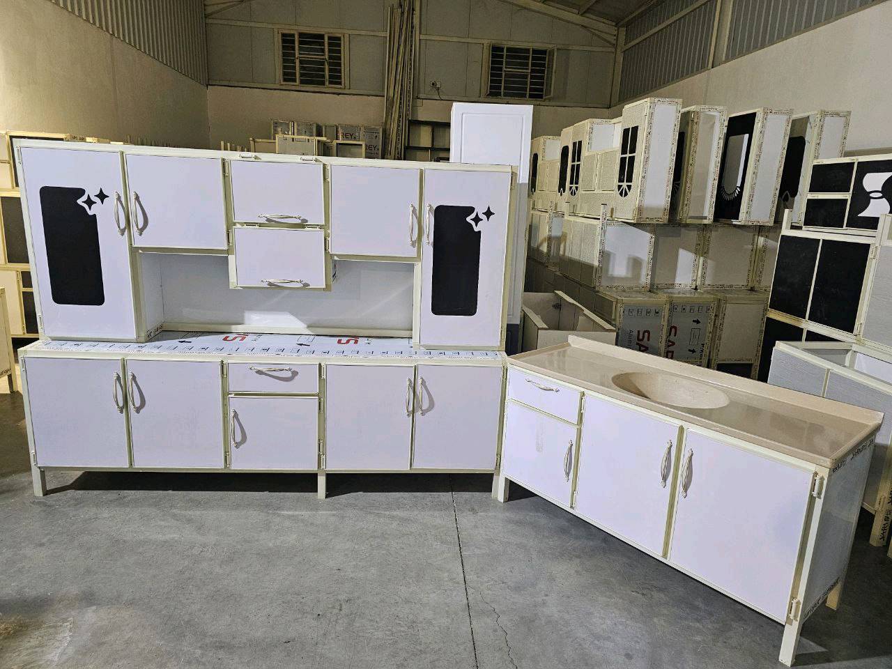 كاونتر ارضي وملحق مترين ونص    مع  سنك متر ونص  مرمر
💥 (المنيوم سوكي)💥


السعر 360 الف 

التوصيل 🚚🚚
الجميع محافظات العراق 

الاحجز والاستفسار راسلو الصفحه