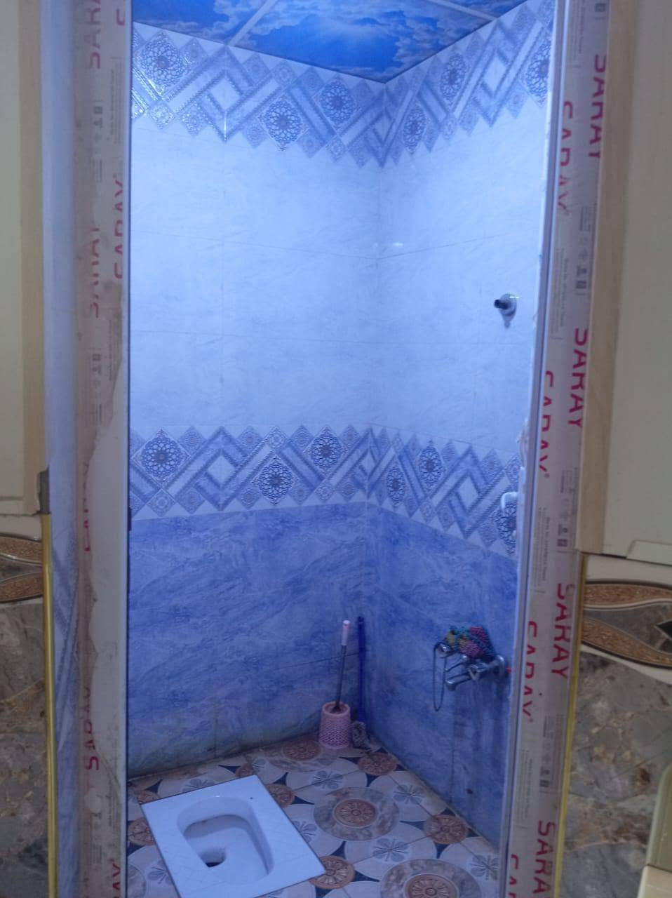 بيت البيع عنوان ال عبود يم حسين عزيز ابو البرج بضهر حسين عزيز ابو البرج مساحه ٣٠٠ متر غرفتين 5ونص في 3ونص وصاله 8ونص في 4ونص مطبخ 6 في 4 حار 2في2 براني ضلعين مبنيات وضلعين مامبنيات درج دور كونكريت ممرات  اثنين واحد بضهر الغرفتين وممر مال الصاله وطارمه ١٠٠ متر التواصل خاص او التصال عل رقم 📱 ‏‪***********‬‏
