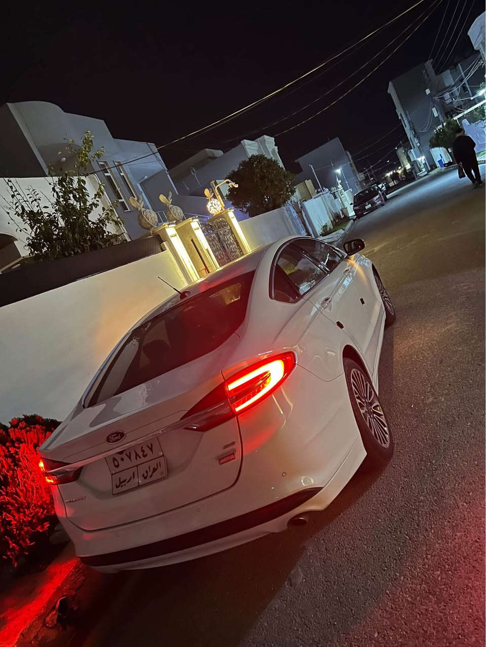 للبيع فورد فيوجن SE 2017 فول فول  فتحة سقف كشن جلد وكهربائي وتدفئة شاشة جبيرة وهواي مواصفات طخم تاير وويل كب جديد كير ومحرك 1.5 بشرط جديد  وحدادية جديدة وحادثها خفيف بيها صبغ نص بوند وصور الحادث موجودة بل منشور بدون دواخل وبدون شواصي بشرط هنا انطخت وبدلت بيها بابين شركة  السيارة جديدة كلش وبل واقع هواي احلى السعر 120$ ومجال وبيها اكثر من مليون غرامة ينزل من سعرها *********** خابر وتدلل تحويل بشرط زاخو, دهوك
