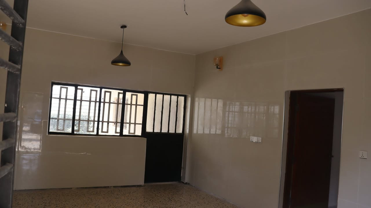 بيت للبيع 
طابو زراعي مساحة ١٣٠٠ متر  تحتوي على اشجار حمضيات وفواكه ونخيل
مساحة البناء ٣٦٠ يحتوي الطابق الاول على ٤ غرف نوم + استقبال + هول + مطبخ+ مجمع صحيات 
الطابق الثاني يتكون من غرفتين نوم + مطبخ وصحيات بالأضافه الى درج خارجي 
ويحتوي البيت على حديقة امامية + حديقة خلفية  كراج يتسع ل  ٤ سيارات بالإضافة إلى صحيات خارجية واجهة البيت ٢٥ متر يقع في منطقة المدائن قرب مطعم البستان قريب من الشارع العام المنطقة كاملة الخدمات ماء ومجاري وكهرباء البيت طابو زراعي سند ٢٥ حق التصرف وبه أجازة بناء وورقة كهرباء وماء مسجل ويتحول السند بأسم المشتري في طابو المدائن .
للتواصل الاتصال على الرقم ***********
