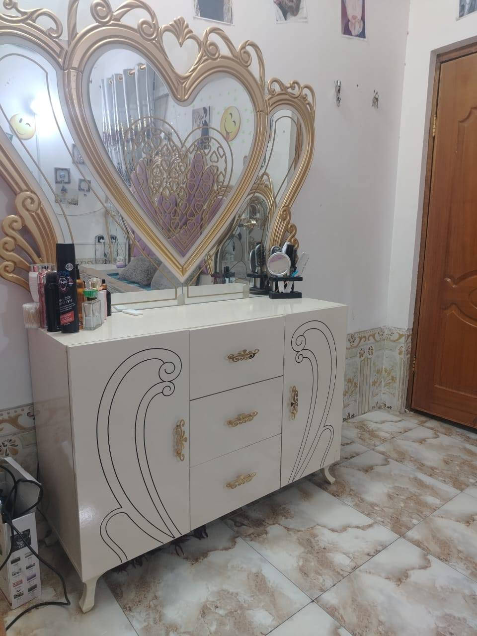 غرفه تركيه للبيع نوع الخشب تركي درجه اولى 7 قطع السعر 800 وبي مجال بسيط مكان شطره رقم ***********
