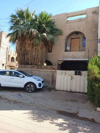 للبيع فقط بيت مساحه ١٣٧ متر وجه ٧ ونص  سند مستقل ركن بناء مسلح طابقين ...