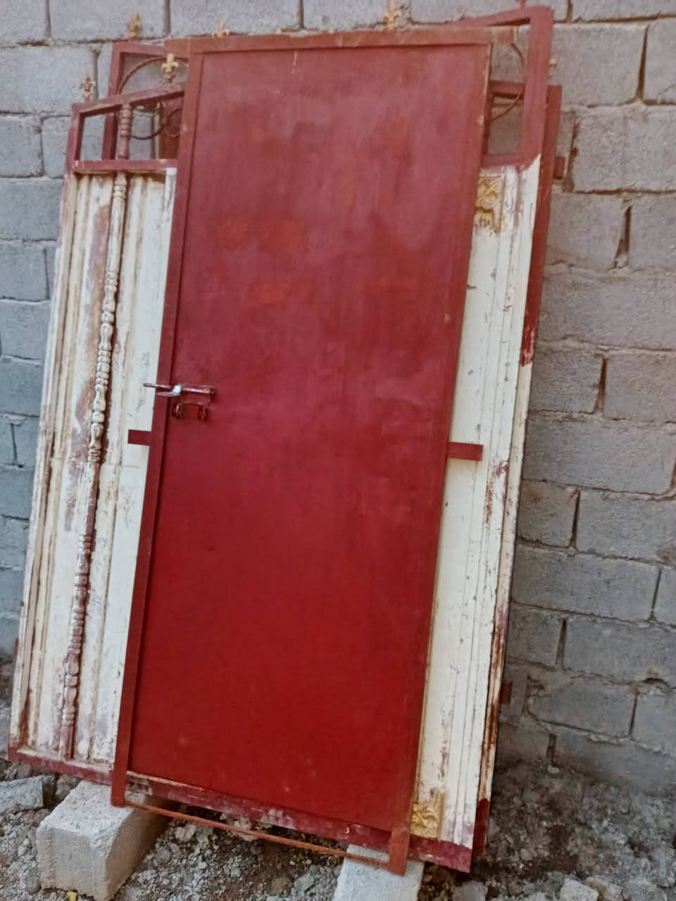 باب 3متار طلاكتين البيع باب زغير
شباك كوت نواب الضباط قرب الحولي 
***********
