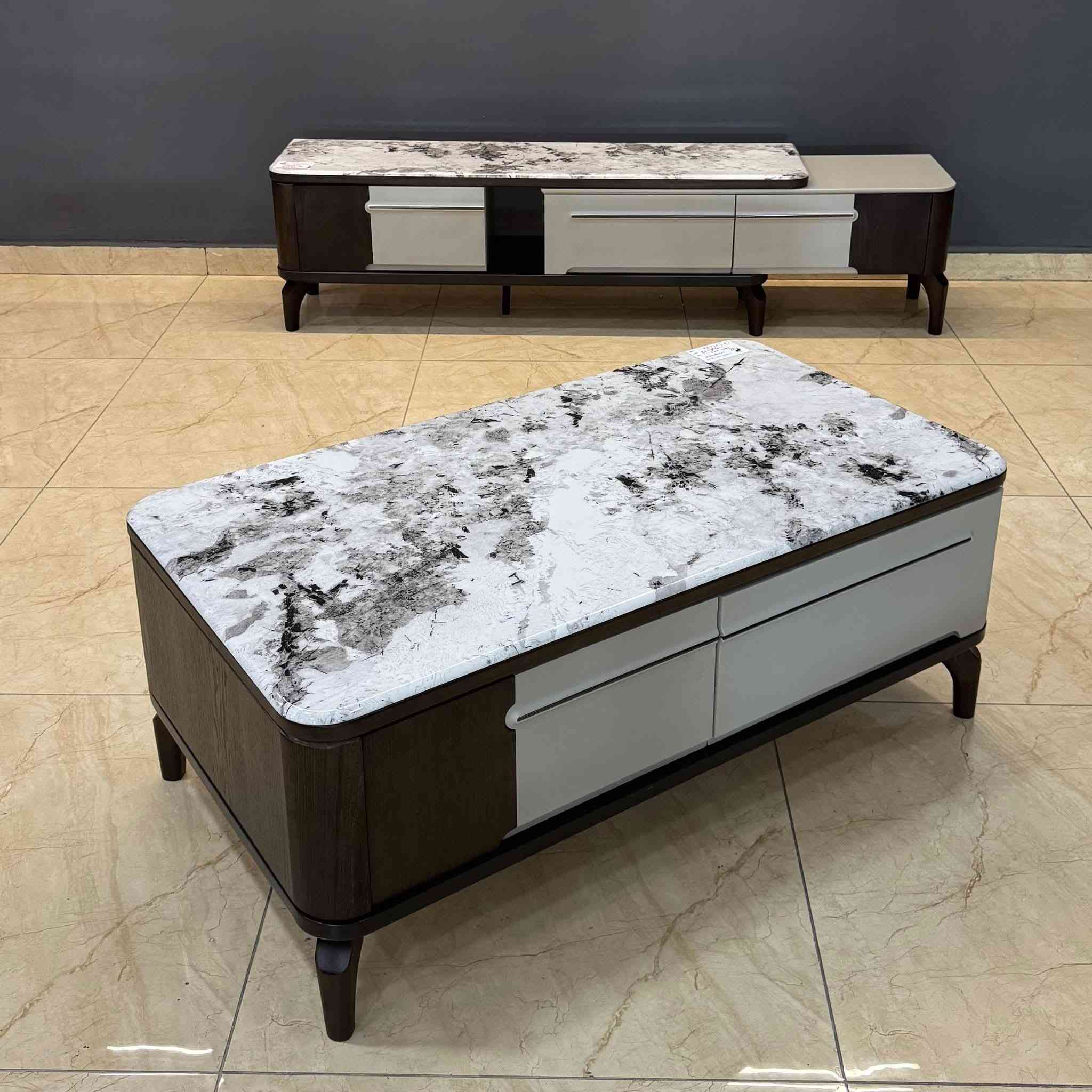 جديدنا(شركه دريم هووم للاثاث المستورد)(منزلي*مكتبي)✅🇹🇷(جمله*مفرد)
#بضاعه_2026🔥
ميز شاشه تركي مودرن عصري+ وسطيه 
موديلات متنوعه✅
للطلب والاستفسار يرجى مراسله الصفحه✉️
للحجز السريع راسلونا واتساب***********☎️
متوفر توصيل داخل بغداد وجميع محافضات العراق🚚🚚
