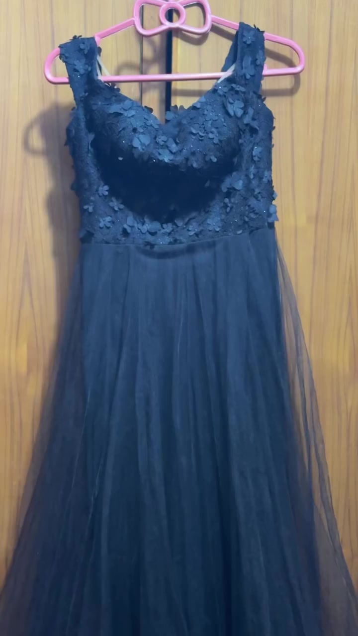 بنات هذا فستاني لبسته بحفلة واحدة و معندي مكان اله ف اريد ابيعه تصميم فرنسي و قياسه 38 يناسب البنات اللي وزنهم بالخمسين ❤️❤️

الجزء العلوي: مزين بتطريزات دانتيل دقيقة وزهور ثلاثية الأبعاد (3D Flowers) تضفي عليه لمسة من الحيوية والفخامة.

التصميم: يأتي بفتحة صدر على شكل حرف "V" وأشرطة كتف رفيعة، مما يبرز منطقة الخصر والصدر بشكل أنيق.

الجزء السفلي: مصنوع من طبقات التول (Tulle) الخفيف والمنفوش، مما يعطيه مظهر الأميرات أو الفساتين الحالِمة .


**إذا كنت صاحب هذا الإعلان وتريد حذفه لأي سبب، رجاءا أرسل رسالة إلى الدعم الفني**