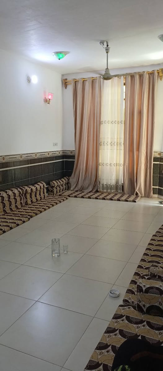 سلام عليكم
على بركه الله
بيت زراعي يحتوي على اربع غرف وصاله 11في 4 + دوانيه 8 في 4 الغرف 3ونص في 5 ونص ومطبخ بارد3 في4 ومطبخ حار 3ونص في3 صحيات داخليه وخارجيه +ترك حرف L كونكريت مسلح وبناء طابوق حديث  وكراج سياره كبير  سراميك بورسلين ارضيه وجداري يبعد عن شارع التبليط 30 متر فرعي العنوان غراف طريق الحمزه مجاور سيد مرتضى جعفر باقي التفاصيل عبر الهاتف *********** مساحه البيت 340متر
