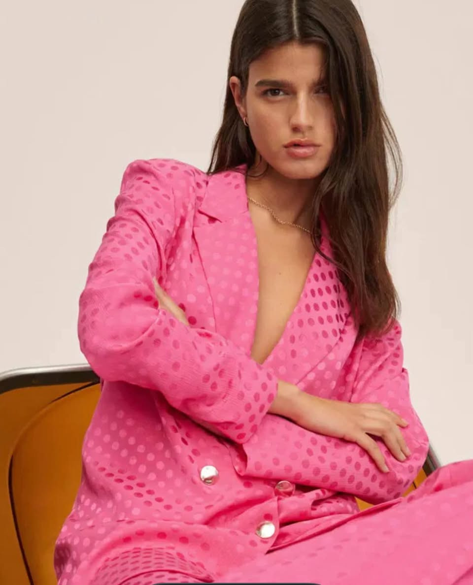 Shirt from zara wears medium not used for 25,000
Mango blazer polka dot pink used only twice baught for 79$ selling for 40,000
Dress from zara 36-38 used only twice selling for 25
Dress from hot fashion not used in label for 25 أربيل, العراق


**إذا كنت صاحب هذا الإعلان وتريد حذفه لأي سبب، رجاءا أرسل رسالة إلى الدعم الفني**