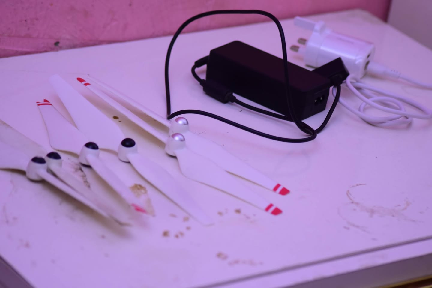 السلام عليكم درون للبيع PHANTOM 3 يجي وياه ريش احتياط يجي وياي شاحنه وريموند رون يشتعل بس بطاريه ما تجي ويا بطاريه عطلانه سعره 300,000 وبي مجال استفسار على هذا الرقم ***********
