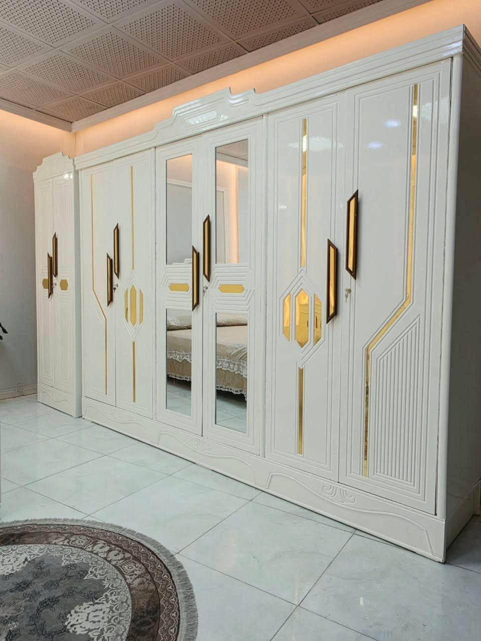 السلام عليكم غرفه نوم عراقي درجه 3 نجاره عراقيه 
تصميم تركي عدد القطع 9 غرفه عمليه مع الشد ونقل جميع المحافضات طول الكنتور مترتين و30 عرضه الكنتور 70س سعر 1250 مع الشد ونقل جميع المحافضات مجاني رقم ***********

