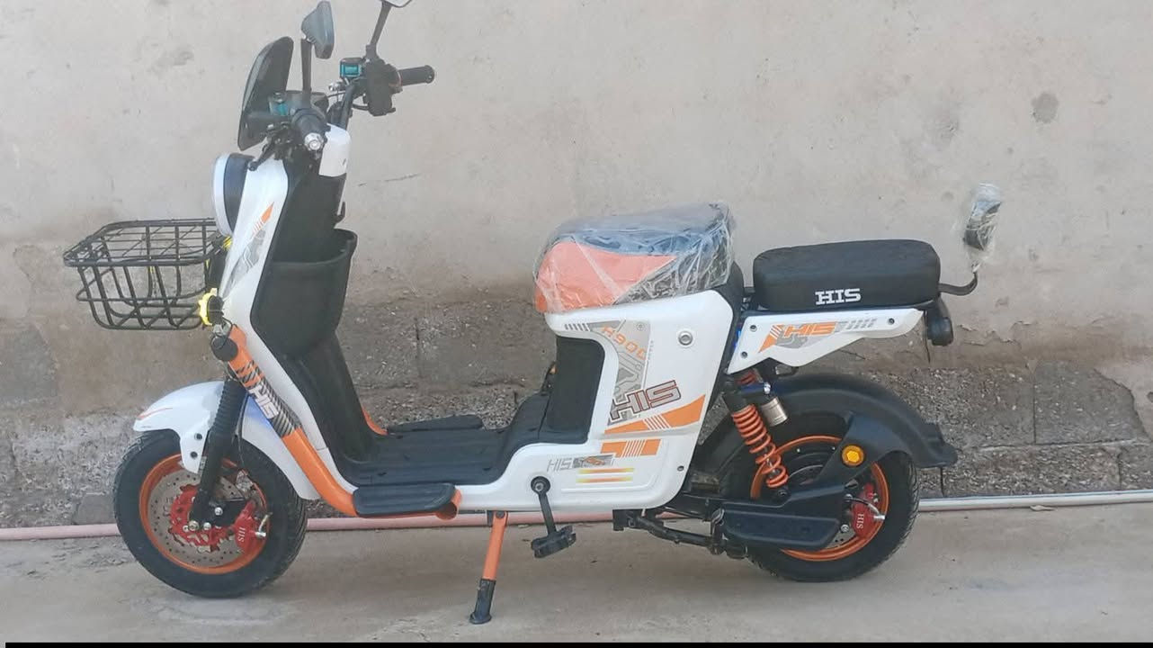 السلام عليكم شحن للبيع دراجه 900H موديل 2026 مستخدمه قليل الدراجه نظيفه حيل  بطاريات 32 امبير سرعتها 91 تطلع حقيقي توصلك 70 كيلو ملف 2000 واط  بطاريات كبار دراجه معروفه من شركه سيزر سعرها 525 وبيها مجال للطيبين اللي ما عنده ياخذها بلاش الاتصال *********** المكان ديالى الخالص
