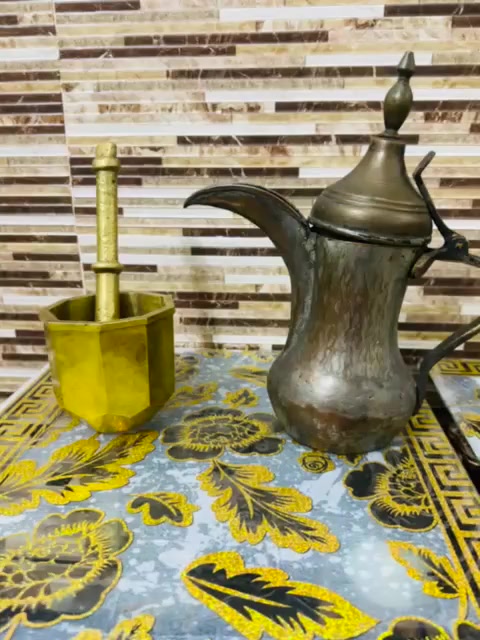 سلام عليكم أحبتي البيع دلة بغدادي قديم قياس ٣١ ونص قطعة تخبل معاا هاون قديم هذا الشكل الجميل قطعة تخبل قياس ١٣ وزن ٣ كيلو وشوية سعر خاص او اتصال ***********
