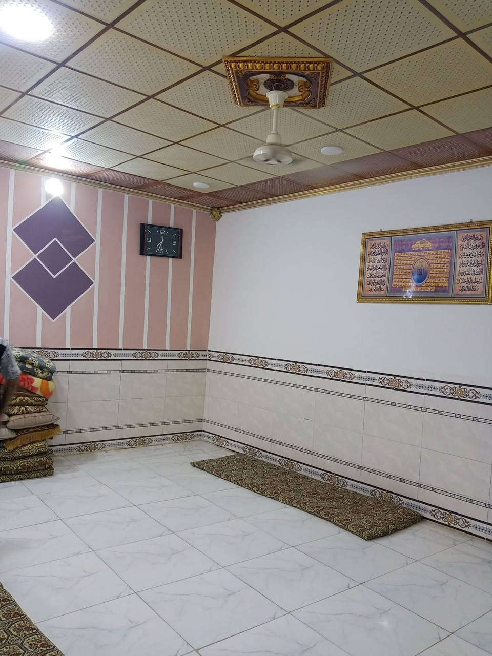 السلام عليكم
الدار للبيع زراعي. 
خلف الكراج الموحد حيي الداينيه 
شارع الدكتور احمد الوائلي 
المساحه (150م) 
يحتوي غرفة نوم واحد
صاله_ مطبخ _ استقبال _ حمام داخلي _ حمام وصحيات خارجي. 
بيت جاهز للسكن. 
للاستفسار على هذا الرقم: 
***********
