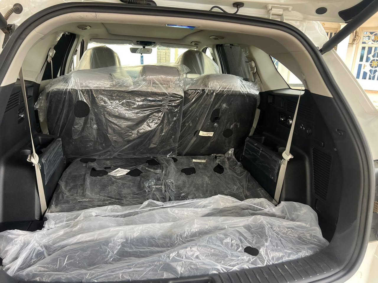 سورنتو2025 خليجي
المحرك: 6  سقف بانوراما
سلندر، 3500 سي سي
العــداد: ٤ الف كيلو متر  (زيرو)
دهن الشركة بعدة ممبدل

مقاعد جلد تدفئة وتبريد .
مرآة ذكية بتقنية التعتيم الذاتي مع كاميرا مدمجة.‏
دخول وتشغيل بصمة مع تشغيل عن بعد.
هاند بريك كهربائي مع صندوق خلفي كهربائي.
سقف بانوراما مع إنارة داخلية متعددة الألوان. عدادات رقمية متصلة مع شاشة وسطية كبيرة.
نظام Apple CarPlay و Android Auto.
مكيف ثلاثي المناطق مع وحدة تحكم خلفية.
أنظمة قيادة متعددة ومثبت سرعة ذكي.
مرايا كهربائية قابلة للطي وتحكم آلي بالنوافذ.
المصابيح الأمامية والخلفية زينون مع كشافات ضباب.
 نظام صوتي فاخر مع شحن لاسلكي للهاتف.
حساسات أمامية وخلفية مع نظام منع التصادم الخلفي.

السعر المطلوب ٣٤٠ورقة َمجال حك الجية
المكان ديالى _الخالص 

رقم أربيل
***********
