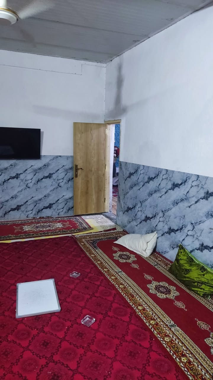بيت للبيع نزله لواء حنين شارع الغريب ثالث بيت عن الركن. غرفتين نوم وصاله ومطبخ واستقبال وحمامين داخلي وخارجي  سقف سندويتش السعر 20 وبي مجال بسيط للأستفسار مراسله الصفحه او الاتصال على الرقم ‏‪0771 101 4851‬‏
