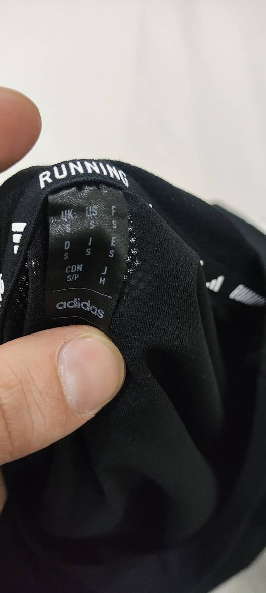 Adidas ✅✅ 
باله اوريجنال 💯💯 
النظافة 💯💯    
S القياس 
50cm عرض الصدر 
68cm الطول 
يتوفر توصيل لجميع محافظات العراق 🚙


**إذا كنت صاحب هذا الإعلان وتريد حذفه لأي سبب، رجاءا أرسل رسالة إلى الدعم الفني**