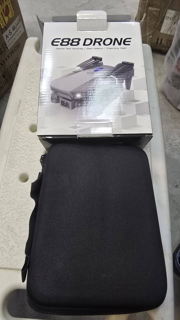 طائرة درون E88، وهي طائرة بدون طيار صغيرة وقابلة للطي مصممة للمبتدئين والتصوير الجوي. 
المواصفات والميزات الرئيسية:
الكاميرا: مزودة بكاميرا مزدوجة تدعم دقة 4K HD أو 8K HD حسب الإصدار. 
التحكم والميزات: تدعم نقل الفيديو المباشر عبر Wi-Fi FPV، وتتميز بوظيفة التحليق بالتدفق البصري لتثبيت الارتفاع، والقدرة على الطيران المساري (Trajectory flight
طائرة درون من طراز E88 Drone، وهي طائرة مسيرة صغيرة الحجم وقابلة للطي، مُصممة بشكل أساسي للمبتدئين والهواة. 
المميزات والمواصفات الرئيسية:
تعتمد المواصفات على النسخة المتوفرة، حيث توجد إصدارات متعددة لهذا الطراز:
نظام الكاميرا: تأتي عادةً بنظام كاميرا مزدوجة (أمامية وسفلية) بدقة تتراوح بين HD 4K و 8K في بعض الموديلات المطورة.
تقنيات الطيران: تدعم خاصية "Optical flow hovering" للثبات أثناء التحليق، و"Trajectory flight" لرسم مسار الطيران.
سهولة الاستخدام: تتميز بخواص الإقلاع والهبوط بضغطة زر واحدة، وتثبيت الارتفاع، وحساسات ذكية لتجنب العقبات في النسخ الحديثة.
البطارية والتحكم: تدعم البث المباشر عبر الواي فاي (FPV)، وتتراوح مدة الطيران في الشحنة الواحدة حوالي 10 دقائق، مع مدى تحكم يصل إلى 100 متر. 

البيت الانكليزي للبضائع الاوربية 
العنوان / بابل .. الحلة .. نادر الثانية الشارع الخدمي كراغول مقابل مجمع المدارس 
يوميا بث الساعة السابعة مساءا انتظرونا بضائع منوعة وجوائز 
واتساب ***********
            ***********
https://www.tiktok.com/@ukhomeiraq?_r=1&_t=ZS-93RdXoWpEKF
