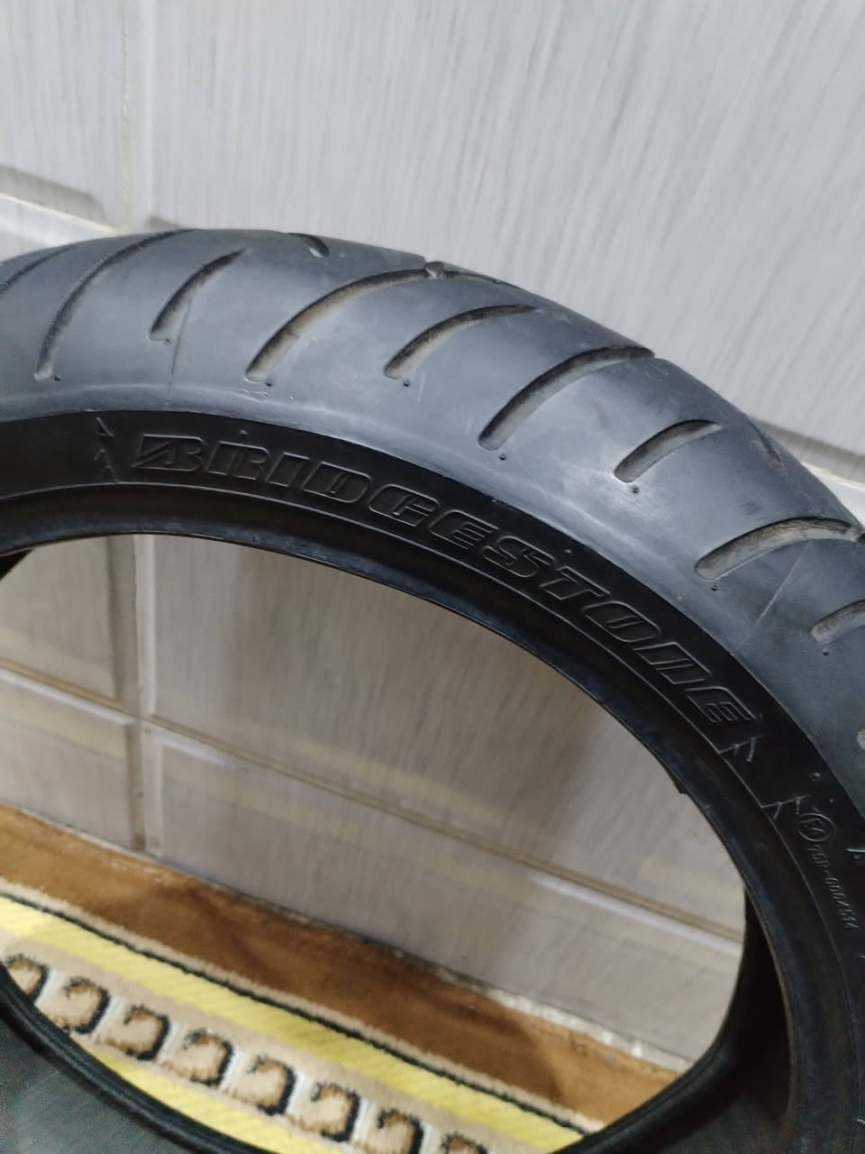 تاير امامي اصلي TMAX نضيف لووك برجستوون 7طبقات سعرر 100  وسبايدر جهه اليمنة مال 11السعرر ٣٥ مكاني بغداد الشعلة للاستفسار ***********
