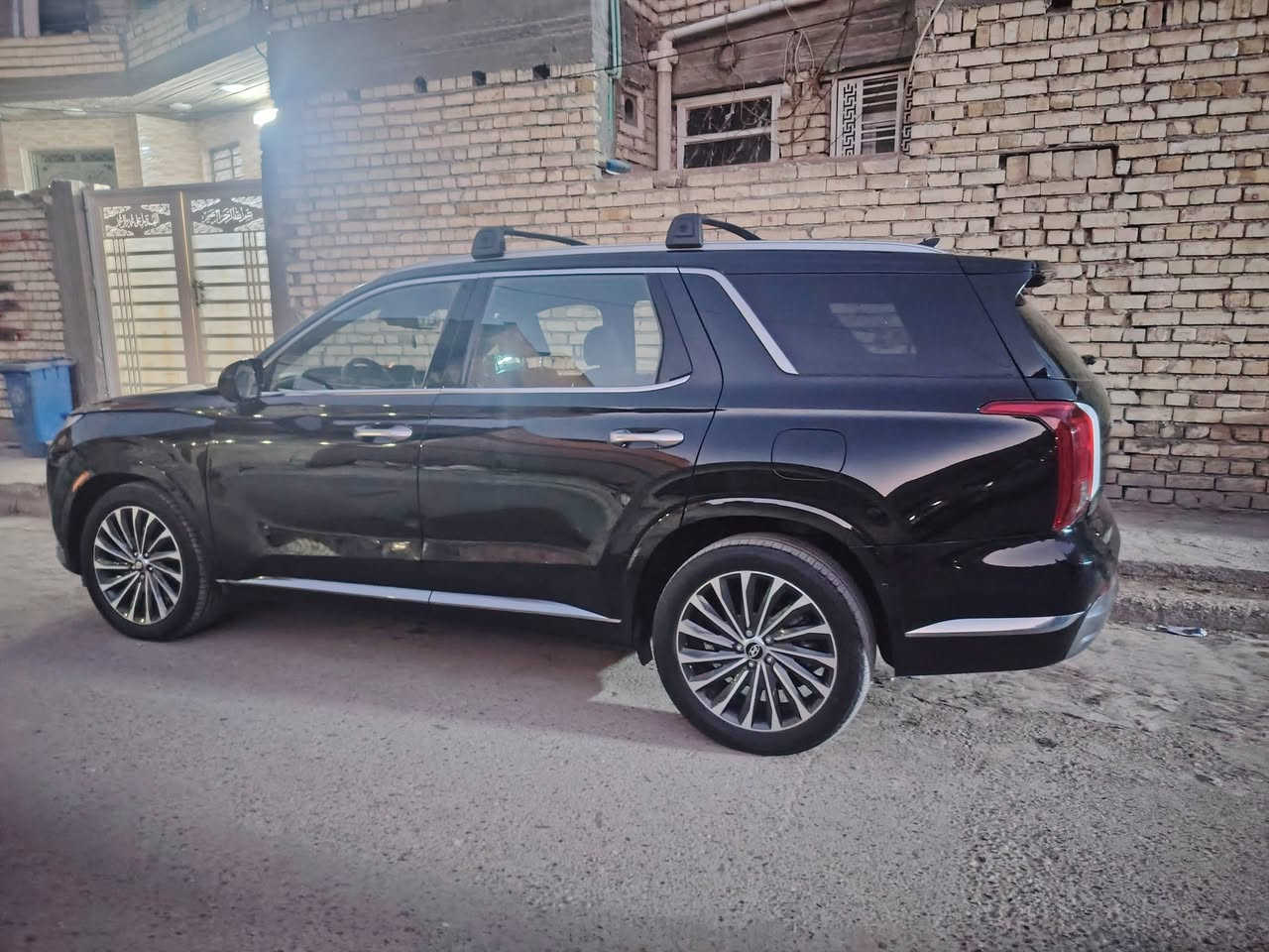 هيونداي بلسايد كلكرافي 2023 
‏Hyundai Palisade, Calligraphy
كلكرافي تجي اعلى فئة بالبليسايد فول مواصفات
ماشية 48m ميل فقط محرك 6 سلندر 3.8L 
السيارة رقم بغداد بسمي اني مستوردها دخول ب شهر 8 حرة

المواصفات : كشن مساج ,بصمة ، تشغيل عن بعد ، بصمة ابواب 
،بانوراما فتحتين سقف ، سماعات هارمن كاردن ، رادار امامي جانبي عدد 6 ، حساسات امامي خلفي ، ست كامرات 360 درجة ، كشنات الامامي خزن ميموري. جميع الكشنات كهربائي و تدفئة و تبريد ، كشنات جلد ، كشنات Vip منفصل ، بردات جانبية ، تبريد مركزي امامي خلفي منفضل التحكم ، تحكمات ستيرن ، شفتات ، كروز سرعة و سياقة ذاتية بالكامل ، تدفئة ستيرن ، مري هيتر ، صندوق كهربائي ، خمس و ضعيات قيادة ، ويل كب 20 ، اوتو هولد + نقطة عمياء *•+ اوتو بريك ، هاند بريك بصمة ، مثبت سرعة ، شحن لاسلكي ، ، شاشة كبيرة ديجيتال ، كشن السايق مساج ، دادة شو امامي بلدشبول ، تقديم و ترجيع السيارة عن طريق البصمة ، منفذ type-c , و بعد بيها هواي مواصفات ، 
السيارة جاهزة 
تخم تاير

صور الحادث بلصور فقط شبرين بلجاملغ بصف الباب السايق
بيها بارد بلبابتين دعامية بلادية
التواصل اتصال 
***********
