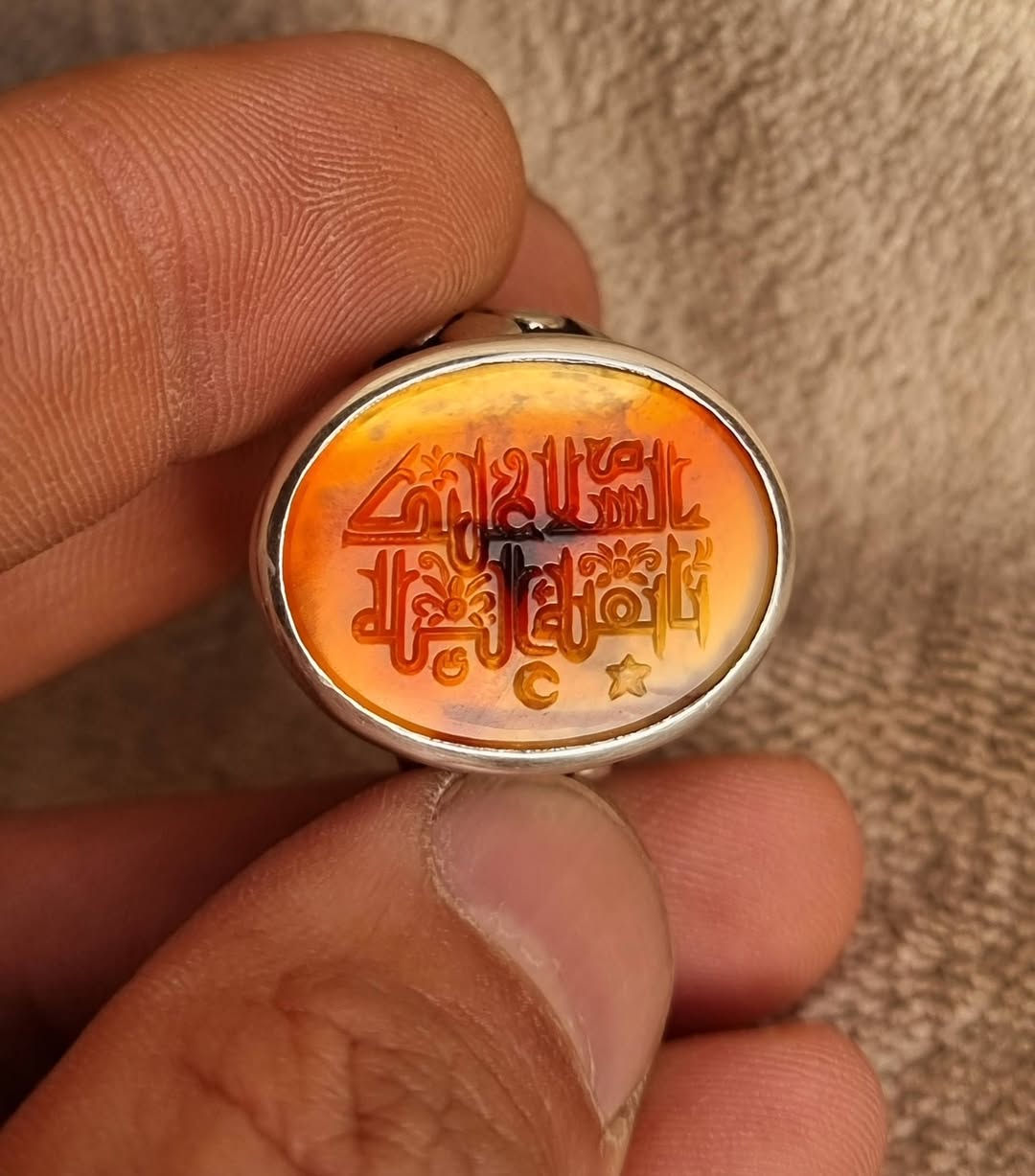 عقيق يماني زعفران مخطوط خط يدوي المبدع الأستاذ السيد علي ابو غربان 🔥السلام عليك يا بقيه الله 🔥 
بصياغه يدويه ثقيله للبيع مكاني بغداد يوجد توصيل إلى جميع المحافظات للبيع فقط فقط أحبتي الغوالي ما اراوس بس ابيع 
***********
