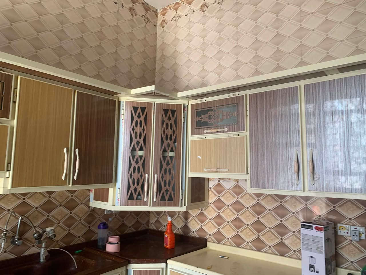 كاونتر للبيع نظيف  ما مستخدم هواي كامل هو و طباخة كاونتر جبير السعر بمليون(١٠٠٠٠٠٠) و بيه مجال للاستفسار على الرقم ***********
