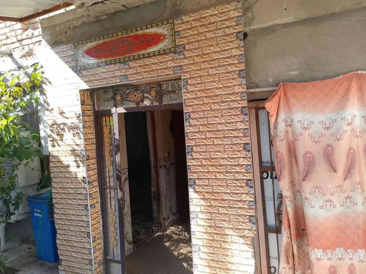 بيت للبيع طابو صرف المساحه 200م  الموقع مميز حي الشهداء رگن يحتوي على ثلاث غرف وصاله واستقبال ومطبخ وصحيات السعر 150مليون قابل للتفاوض للاستفسار مراجعه مكتب التعارف مقابل رشيد العامري او الاتصال ع الرقم ***********
