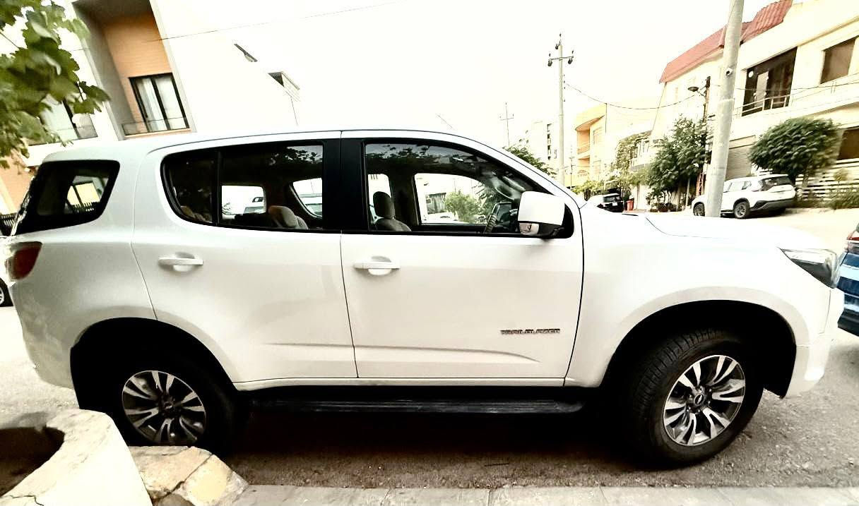بلايزر 2018 وكالة المنصور
رقم اربيل 
مكفولة كفالة عامة من ضربة وصبغ فقط بيها كد شبر  موضح بل صور  ناشرها 
محرك 3600
محرك كير مكفول 
تبريد 3 قطع 
ادامة كاملة بيها 
سيارة 7 راكب 
شاشة كبيرة كاميرا 
مري شفط 
سيارة حلوة ومتعوب عليها 
العنوان الكاظمية 
السعر 150 بيها مجال بسيط 
***********
