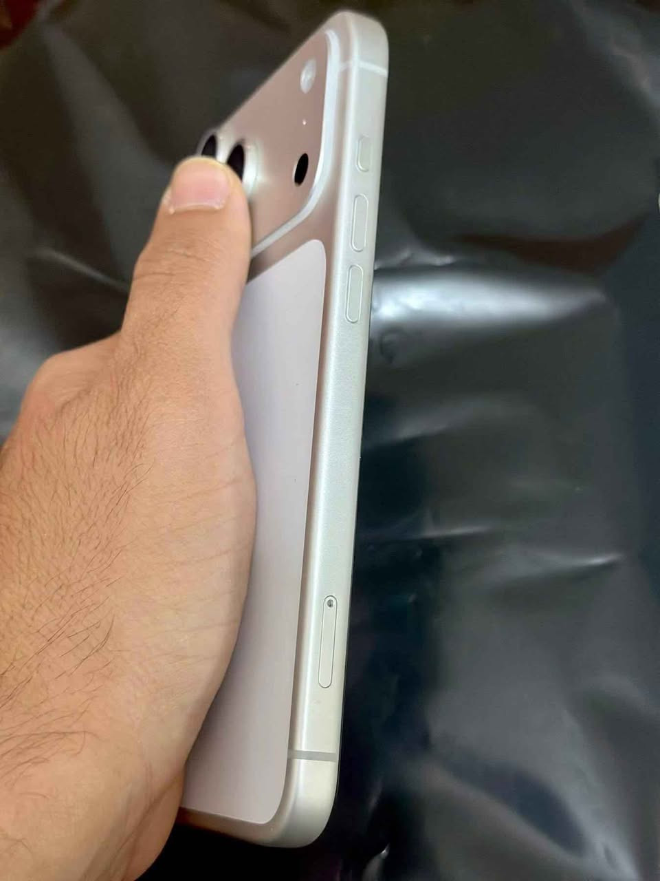 السلام عليكم 
iPhone 17pro max 
نضافة 100% ..شريحة فعلية .. ذاكره  256GB .
بطاريه 100%
. ضمان شركه الاماني وجهاز بعده ممنزل بي حته برامج 
 مشحون 70 مره فقط 
السعر مليونين و100 وبي مجال بسيط 
مكاني كربلاء  طويريج
*********** كربلاء, العراق
