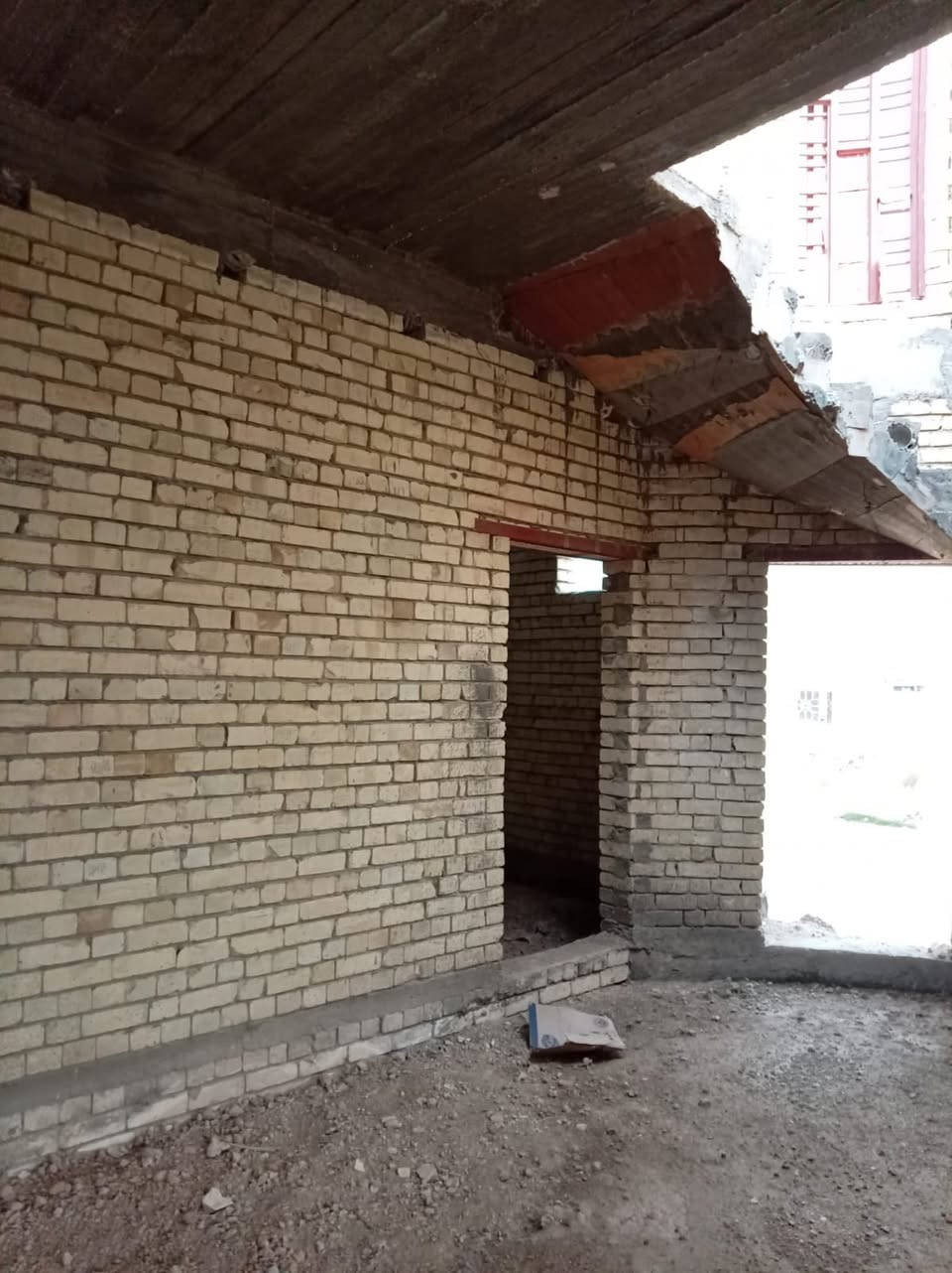 🏡 بيت للبيع – طابو زراعي (سند ٢٥)
📍 حي المهندسين – طريق أبو الجاسم
📐 المساحة: ٥٥٠ م²

🧱 مواصفات البناء:
• طابوق
• هيكل مسقف
• البناء مسلح السقف

🌳 مميزات إضافية:
• حديقة بمساحة ٢٠٠ م² مشجّرة 🌿
• يحتوي على خدمات نظامية (ماء + كهرباء)

تفاصيل البيت:
• غرفتان نوم كبيرة 🛏️
• صالة
• استقبال
• مطبخ
• بيتونة كبيرة (ممكن استخدامها غرفة أو مخزن)
•مجمع صحيات

🛣يكون
• شارع أمامي١٢ م
• شارع فرعي ٨ م

📞 للاستفسار: ***********
🏢 مكتب عقار أهالي المسيب
حي المعلمين الثالثة – قرب جامع محمد الجواد

💬 السعر: على الخاص
