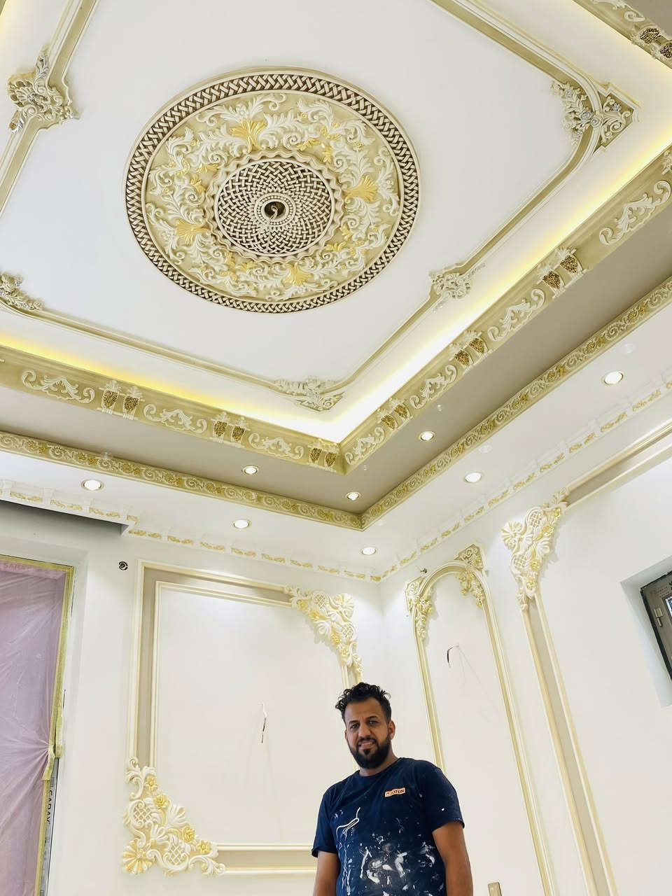 السلام عليكم ورمضان كريم علينا وعليكم 
كادر عباس النقاش كافة أنواع الديكورات 
والصباغ الاستفسار ***********
