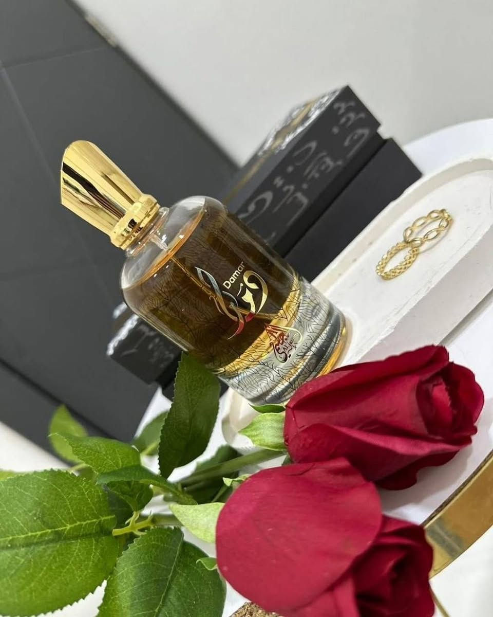✨ عطر دمار (Damar) هو عطر شرقي-خشبي فاخر بتركيبة مركزة من نوع أو دي بارفيوم  ، ويتميّز بطابع دافئ وحلو مع لمسات قهوة وفانيليا وخشب، ما يجعله مناسبًا للمساء والمناسبات والأجواء المعتدلة والباردة.

تجربة عطرية تأخذك إلى عالم من الفخامة والجاذبية منذ الرشة الأولى.افتتاحية ساحرة تمتزج فيها القهوة الغنية مع اللوز والبرغموت والليمون لتمنحك إحساساً بالحيوية والتميز، ثم يكشف قلب العطر عن تناغم راقٍ من الياسمين السامباك وزهر البرتقال والسوسن والورد البلغاري ليضيف لمسة أنيقة وناعمة تخطف الانتباه.

أما القاعدة العطرية فهي الحكاية الأجمل… مزيج دافئ وآسر من الفانيليا والكاكاو وخشب الصندل والتونكا والمسك والعنبر مع لمسات القرفة والباتشولي، ليمنحك ثباتاً يدوم وفوحاناً يترك أثراً لا يُنسى.

دمار ليس مجرد عطر… بل حضور فاخر، وشخصية تُحكى بالرائحة، وأناقة تسبق كلماتك أينما ذهبت. ✨🖤
#الاصلي المنشأ خليجي الامارات

🚘 يوجد خدمة توصيل لجميع محافظات العراق ٤ الاف 🚘


**إذا كنت صاحب هذا الإعلان وتريد حذفه لأي سبب، رجاءا أرسل رسالة إلى الدعم الفني**