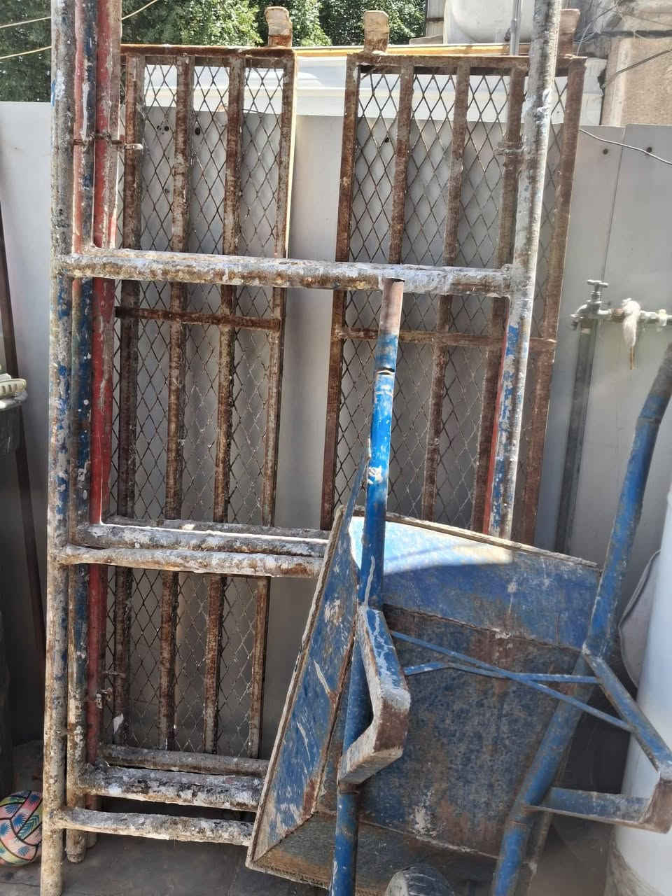 للبيع سكلة بناء عدد 2 نوع ثقيل وعربة بناء نوع ثقيل المكان إسكان شارع مستشفى الطفل للاتصال *********** بيه واتساب
