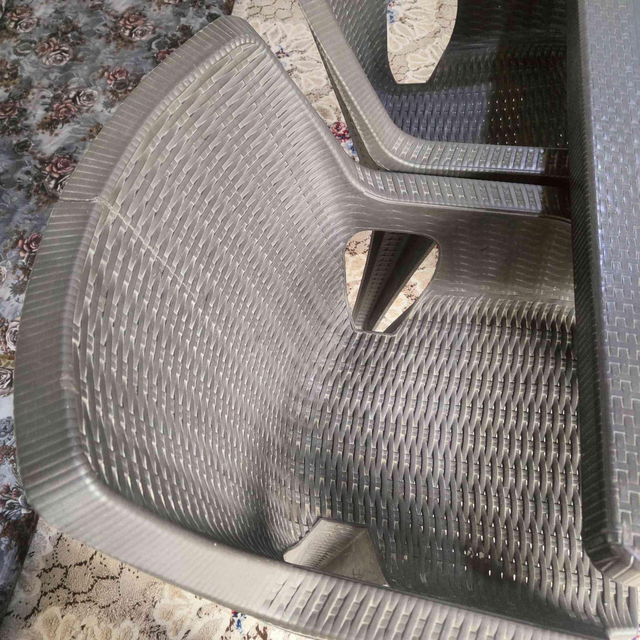 ميز وكراسي 4للبيع حي الشيماء الاولى ***********
