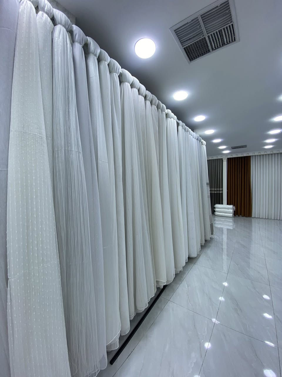 ✨🔥 عروض مميزة لأهل دهوك 🔥✨
إذا تبحث عن الفخامة والجودة بلمسة عصرية لبيتك أو مشروعك 👇

🏠 محلنا يوفر :

✔️ كافة أنواع الأقمشة الراقية  
✔️ خياطة و تركيب جميع أنواع الپردات بكافة تفاصيلها 
✔️ اقمشة و ستائر حديد دهوك بأحدث التصاميم  
✔️ خدمة سريعة و دقة عالية بالعمل  

💯 نغطي جميع مجمعات دهوك  

📍 الموقع: دهوك - شارع KRO - اقمشة و ستائر حديد  

📞 للتواصل : ***********  

✨ خلي بيتك أرقى بلمستنا ✨  
اتصل الآن و احجز طلبك
