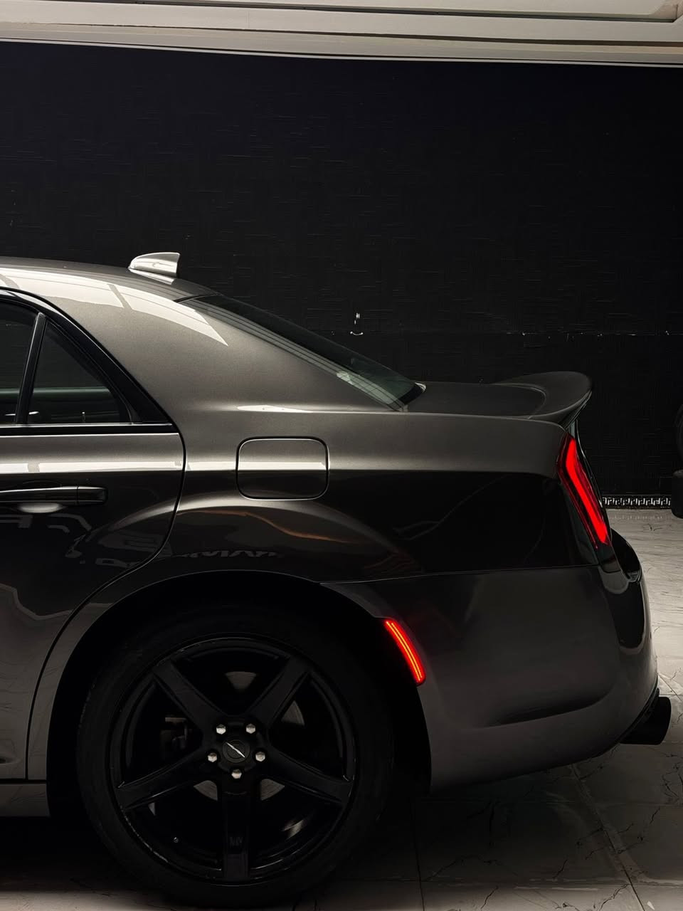 اوباما 300S الموديل: 2021
الفئة: S تو ويل
المحرك: V8 سعة 5700
الوارد: امريكي 
الحالة: كلين تايتل فقط سرقه الدعاميه الاماميه و الخلفيه بدون ايرباك بدون صبغ بدون تبديل كل الايرباكات سليمه
البنيد محدثه للجماليه الاصلي موجود اذا تريده شخط مابي
الباقي كله مكفول 
كير و محرك كفاله 
الممشى: 66 ألف ميل حقيقي بشرط
رقم السيارة: اربيل و السنويه بأسمي تحويل مباشر
المواصفات:
1- فئة S فول مواصفات بدون فتحه
2- بصمة تشغيل
3- برده خلفيه اوتو
4- شفتات ستيرن
5- نظام سبورت
6- كشنات جلد احمر أصل S
7- كشنات كهرباء و خزن
8- كشنات تدفئة و تبريد
9- تدفئة ستيرن
10- مثبت سرعة
11- كاميرا خلفية
12- مرايا جانبية هيتر
13- حساسات اماميه و خلفيه 
14- دخول ذكي (بصمة)
15-ويل قياس 20 نجمه خسفه قوية
16- سقف رولز متغير الالوان
17- مري قلاب اوتو
وباقي مواصفات فئة S المعروفة
السياره كلش نظيفه و كلش معتني بيها و الصور كدامك تجي تشوفها بعينك و تحكم

السياره ستوك مبقيها على وضع الشركه بدون اي برمجه و بدون اي شي حتى حجر البيئه موجود
مكان السياره كربلاء
سعرها $285 وبيها مجال للشراي اتصل وتدلل:
***********
