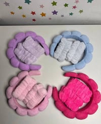 بوكس العناية بالبشرة يحتوي على : طوق شعر  وقراصات عدد ٣  وكيترات  وماس...