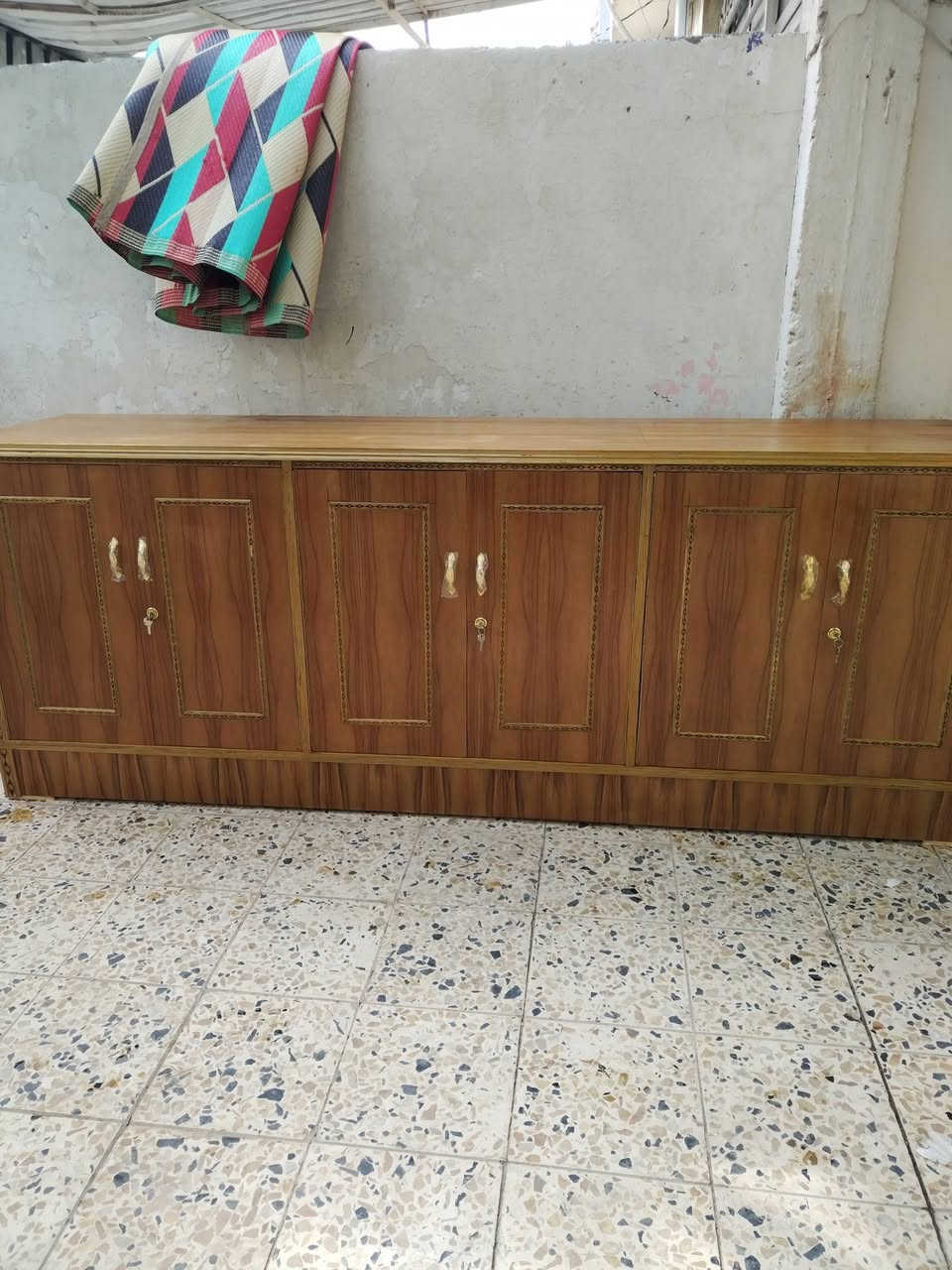 بوفيه جديده حطاطه ما مستخدمه مترتين ونص للبيع السعر 150 بعقوبه التحرير الرقم ***********
