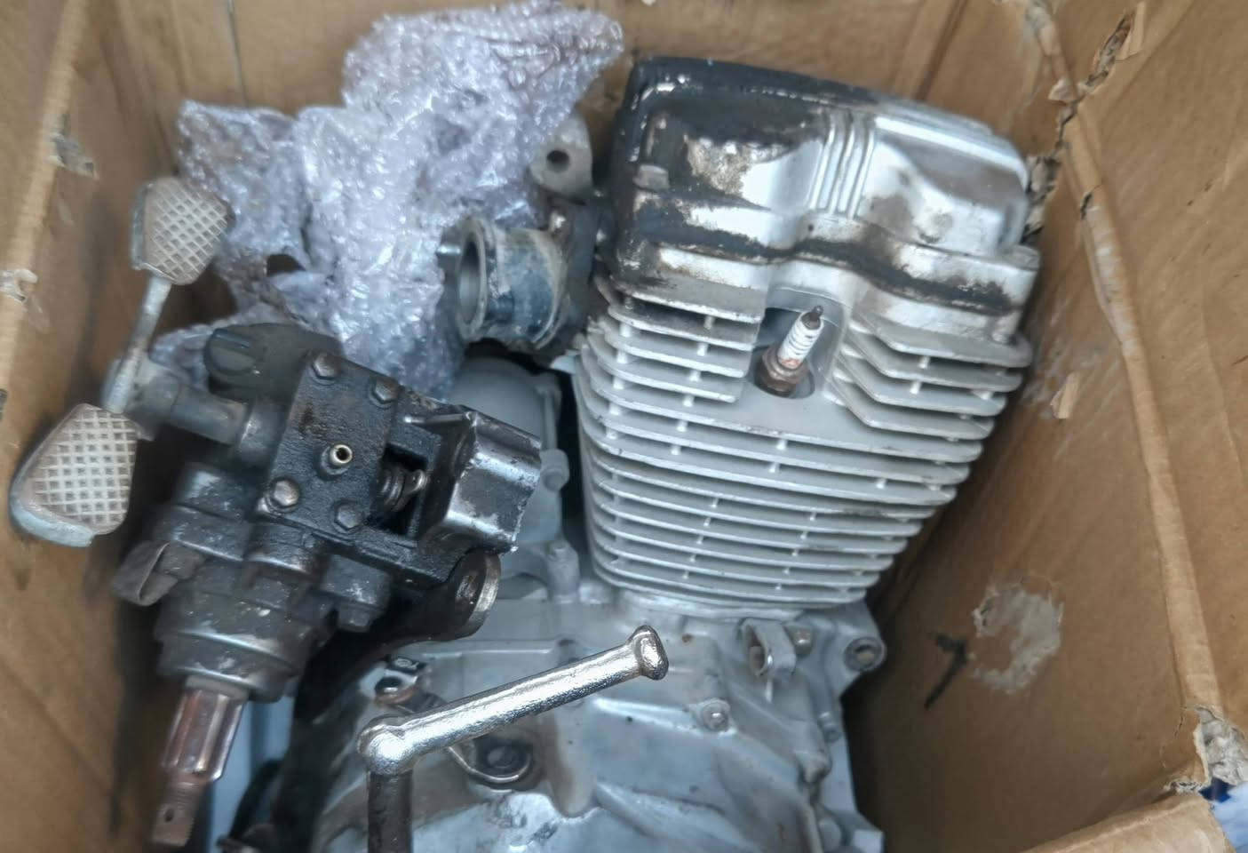 مكينه 200 مع كير بوكس شغاله بس بيها خيط تدخين السعر ٥٠ الف قفل
***********
