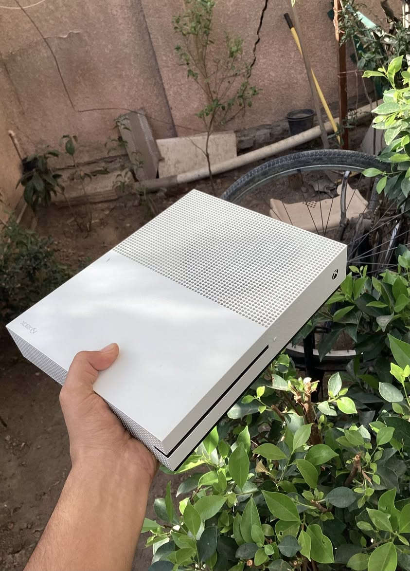 اكس بوكس وان اس (Xbox one s)
حالة الجهاز : لوك ستيكر ما مفتوح نهائياً (ضمان) نظافة الجهاز 100% كما موضح في الصور .
كامل ملحقات : يدة اصلية،كيبل (HD) اصلي،محولة اصلية،كيبل شحن .
مساحة التخزين : نص تيرا ، 500GB ويحتوي على لعبتين طوبة .
ملاحظة : الجهاز ضمان من كل النواحي ، شرط الفحص!
السعر : 170 الف ، وبي مجال بسيط لطيبين ❤️.
تواصل : على الصفحة او واتساب من خلال الرقم (***********)
 *توصيل ما عندي ، مكاني بغداد الغزالية تريد تجيني او ادز مندوب يستلم الجهاز .
